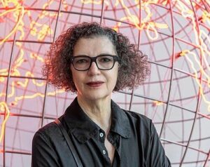 IVAM_-_Mona_Hatoum.-prtrait with her artwork behind her