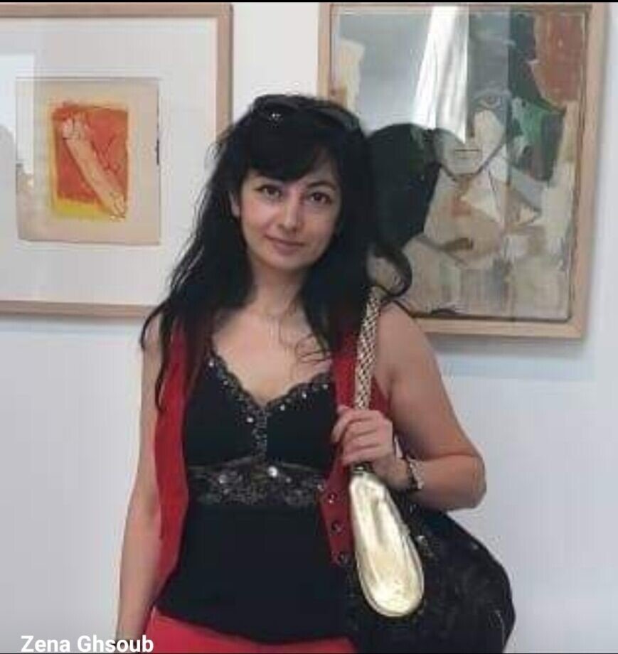 Zena Ghossoub self-portrait in a museum